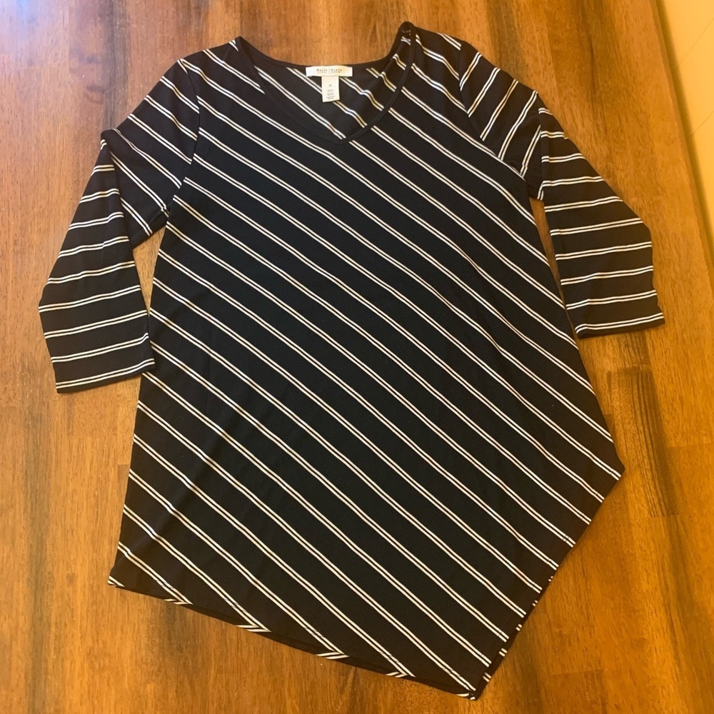 White House black market top women’s medium black white asymmetrical hem v neck